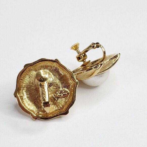 Vintage Napier Earrings Round Gold Tone Faux Pearl Love Knot Clip Screw Back - Picture 2 of 3